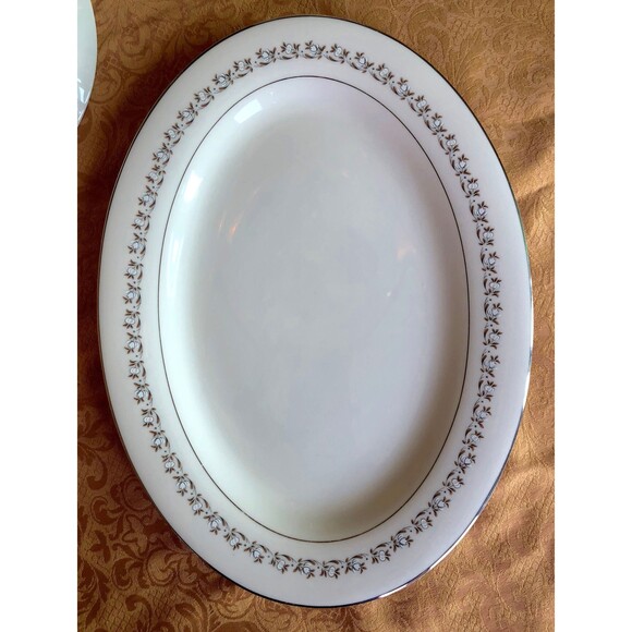 14 in Serving Platter & 9 in Vegetable Bowl Royal Castle Radiance Hostess Set - Picture 6 of 8